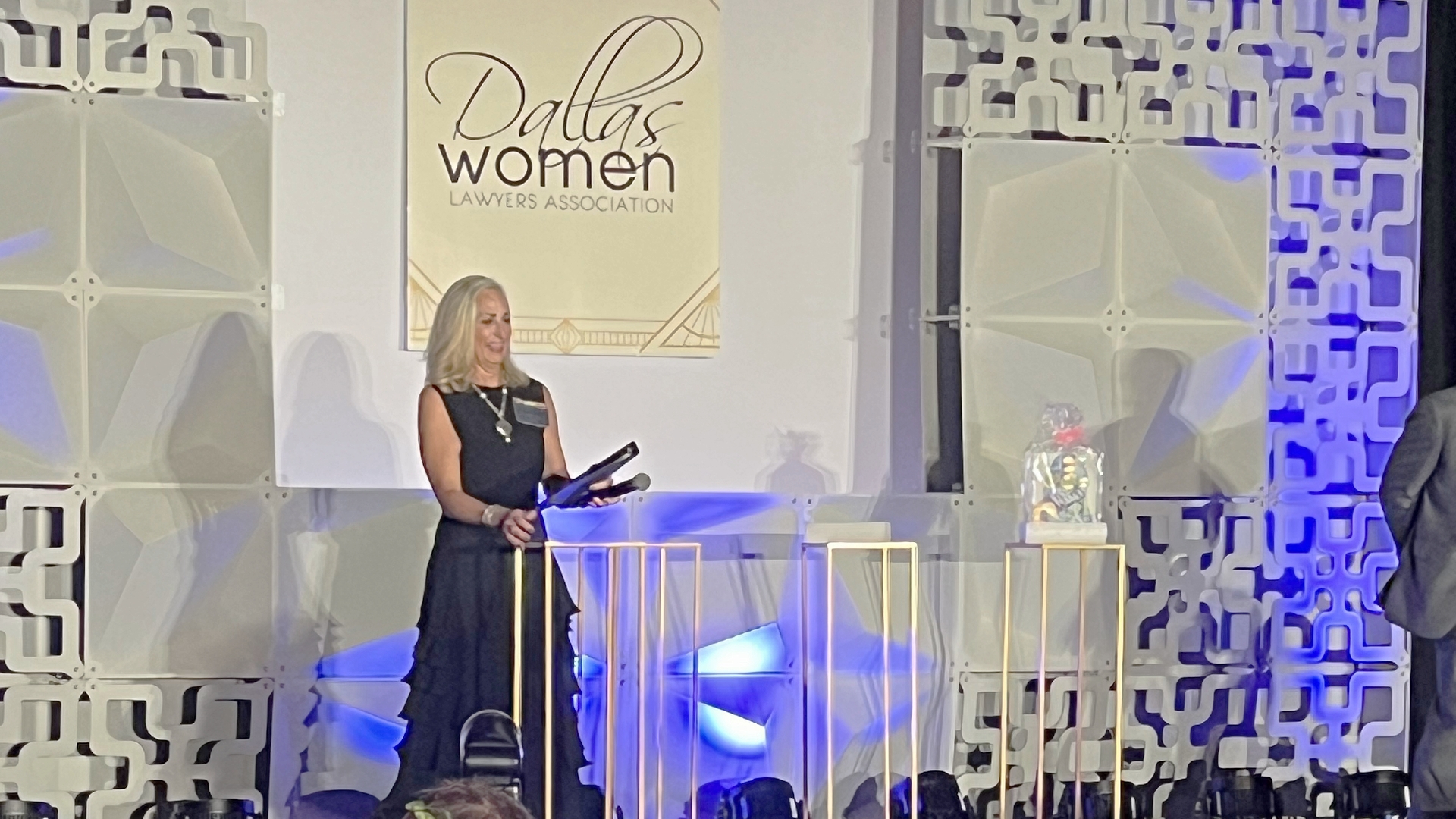 Professor Liz Fraley accepts the Raggio Award on the platform at the Dallas Women Lawyer's Reception.