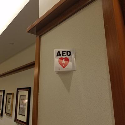 Photo of the AED alert logo on one of the walls at Baylor Law.